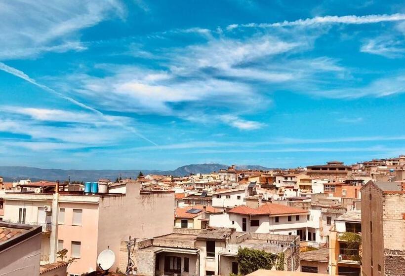 דירת חדר בקומת קרקע, Cav Mameli