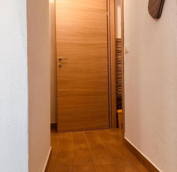 דירת חדר בקומת קרקע, Cav Mameli