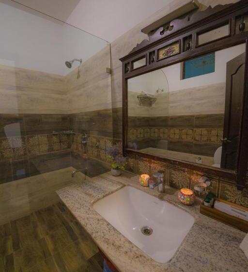 غرفة قياسية مزوَّدة بشُرفة, Ranakpur Safari Resort