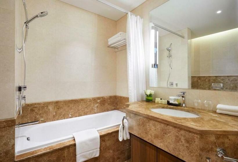 اتاق سوپریور با تخت بزرگ, Royal Tulip Muscat