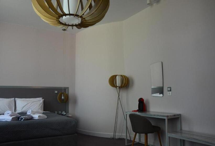 スイート, Avra Nafpliou