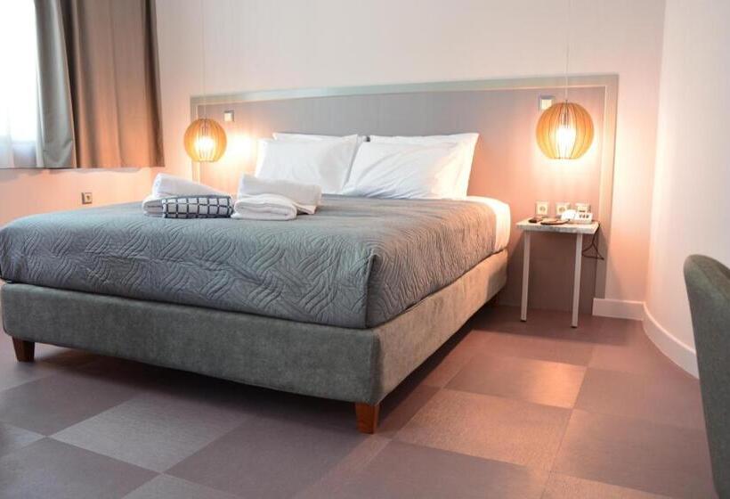 スイート, Avra Nafpliou