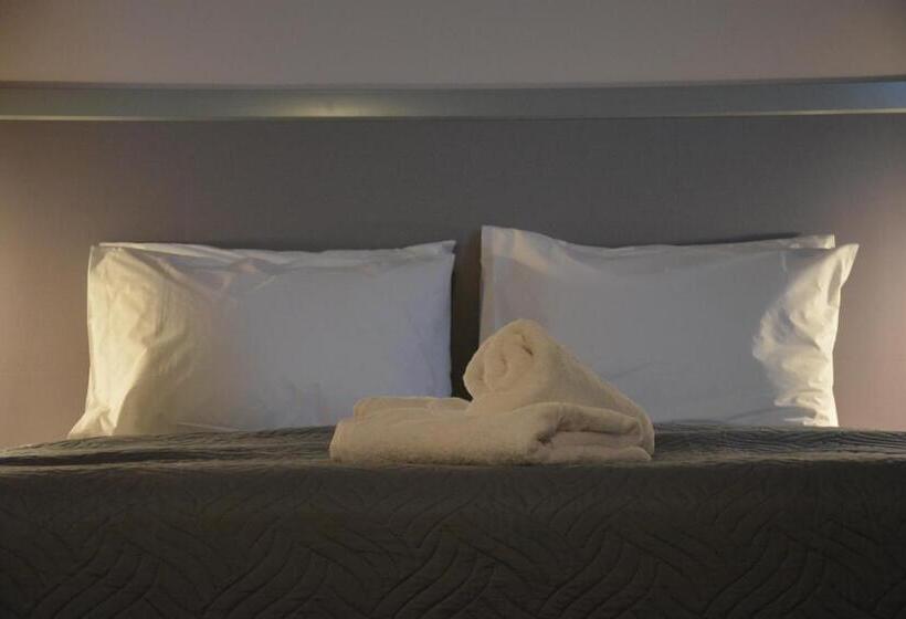 スイート, Avra Nafpliou