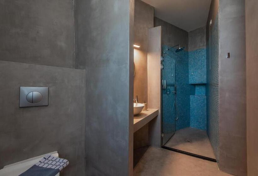 スイート, Avra Nafpliou