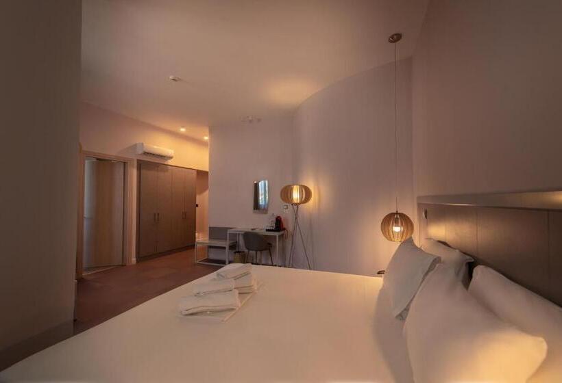 スイート, Avra Nafpliou