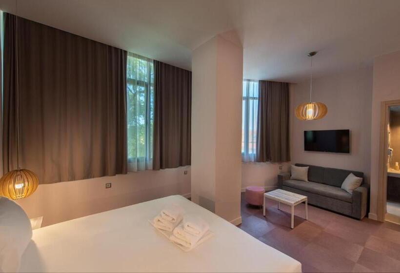 スイート, Avra Nafpliou