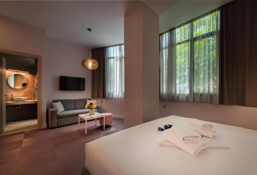 スイート, Avra Nafpliou