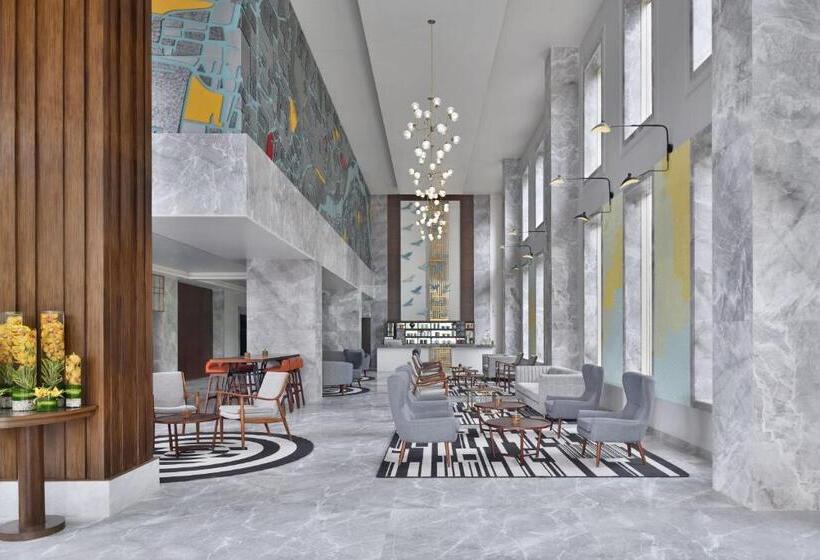 带大床的俱乐部房间, Le Meridien Hyderabad