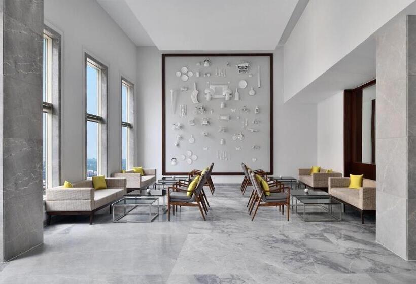 带大床的俱乐部房间, Le Meridien Hyderabad