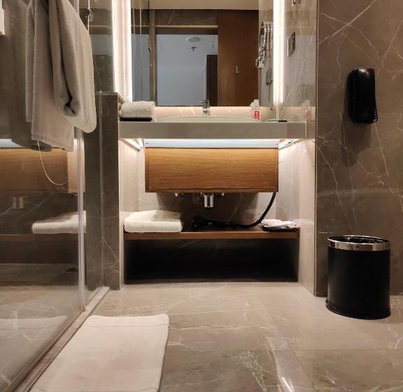 带大床的俱乐部房间, Le Meridien Hyderabad