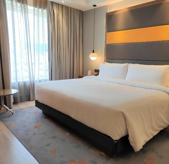 带大床的俱乐部房间, Le Meridien Hyderabad