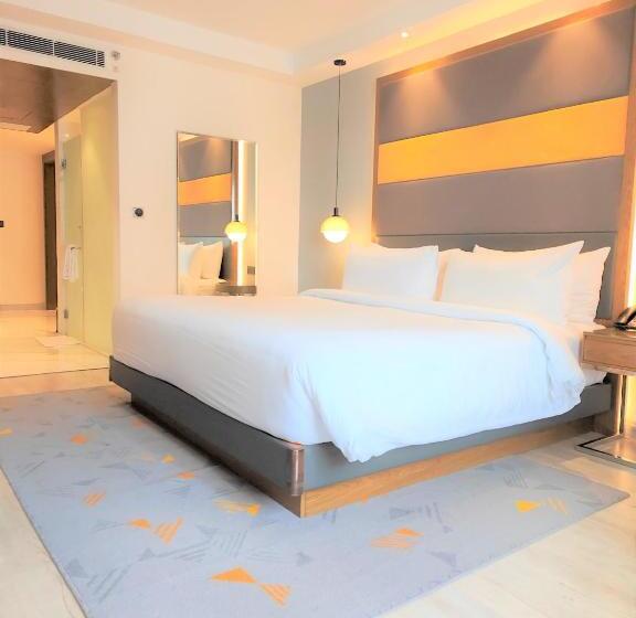 带大床的豪华间, Le Meridien Hyderabad