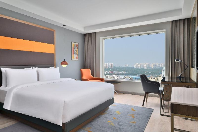 带大床的俱乐部房间, Le Meridien Hyderabad