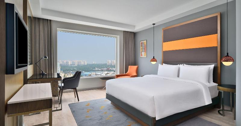 带大床的俱乐部房间, Le Meridien Hyderabad