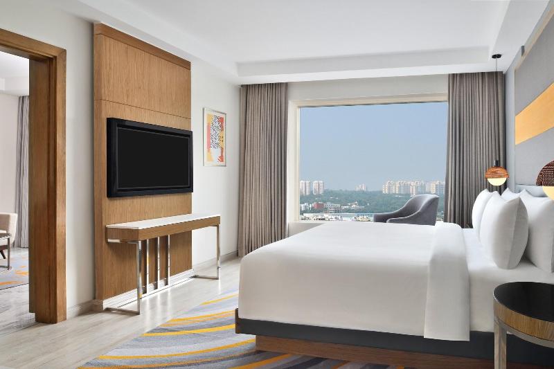 带大床的豪华间, Le Meridien Hyderabad