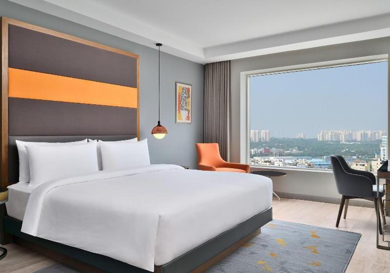 带大床的豪华间, Le Meridien Hyderabad