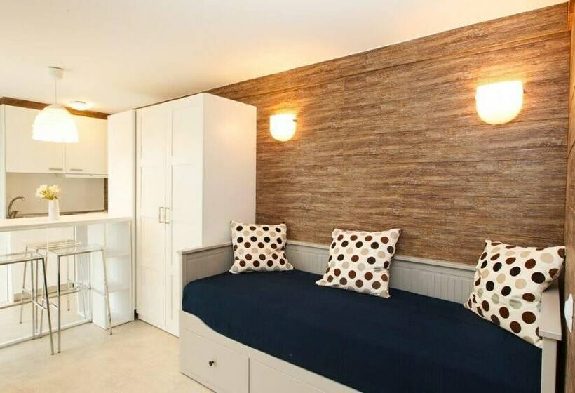 إستديو قياسى مطل على حمام السباحة, Camping & Bungalows Portuondo