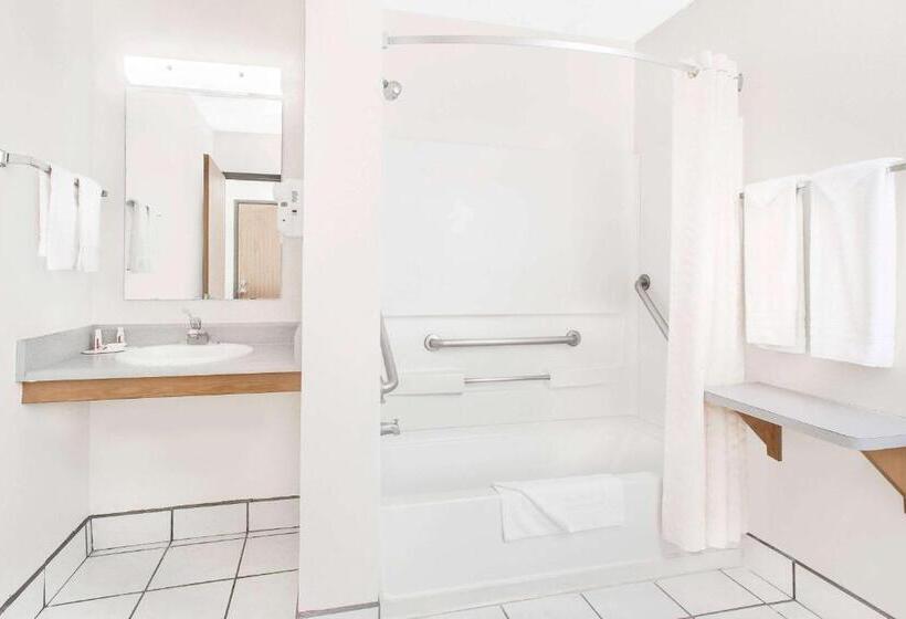 장애인을 위한 스탠다드 룸, Super 8 By Wyndham Bloomfield