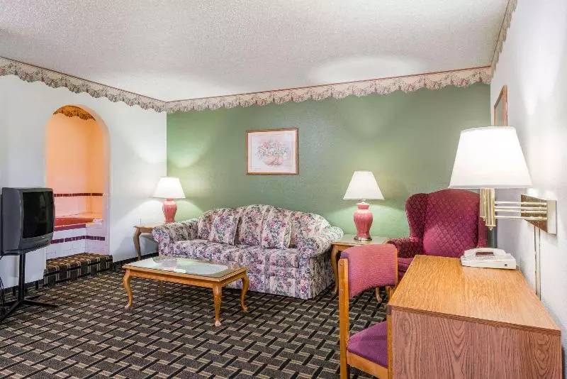 キングサイズベッドのスイートルーム, Super 8 By Wyndham Coshocton Roscoe Village