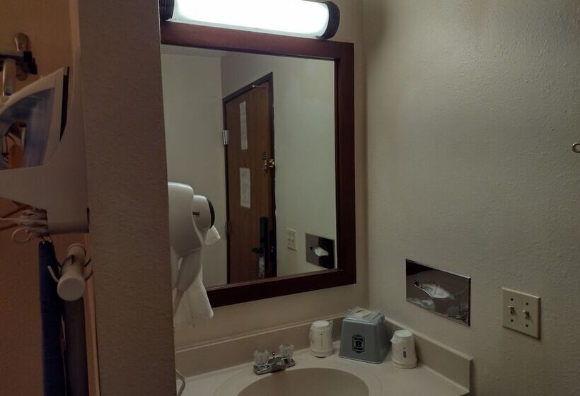 جناح, Super 8 By Wyndham Monroe Wi