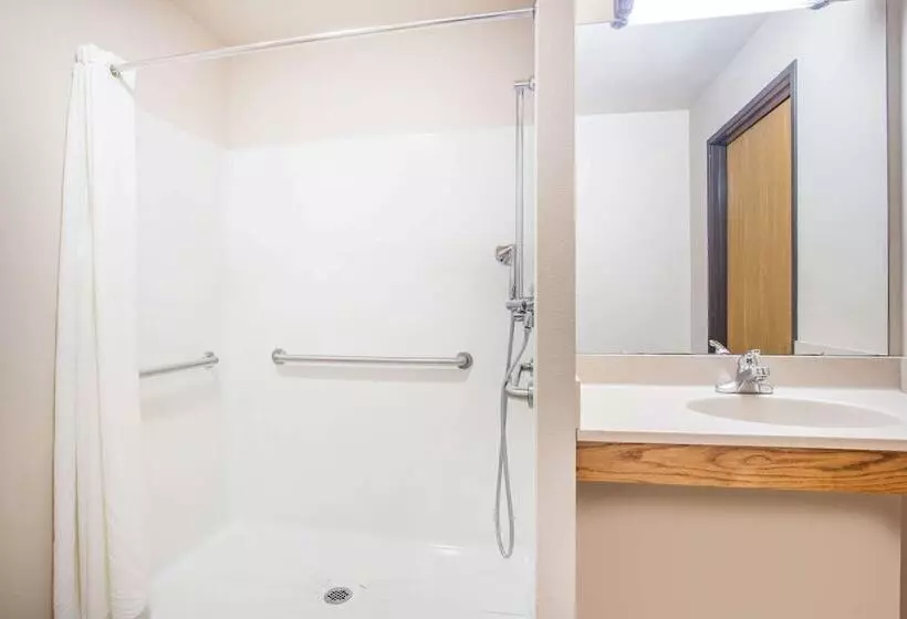 Standard-invahuone, Super 8 By Wyndham Monroe Wi