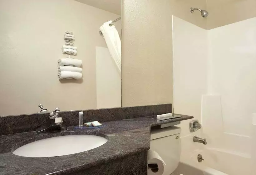 ２ダブルベッドのスタンダードルーム, Travelodge By Wyndham La Porte/michigan City Area