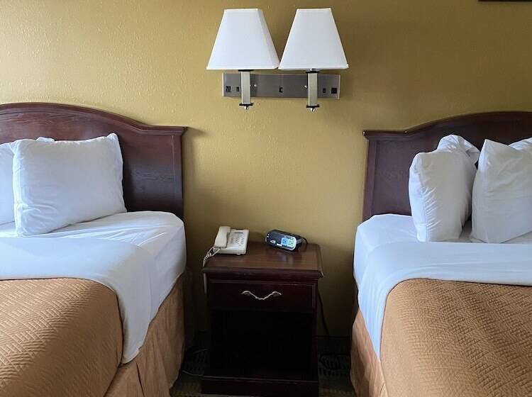 חדר סטנדרט שתי מיטות זוגיות, Travelodge By Wyndham La Porte/michigan City Area