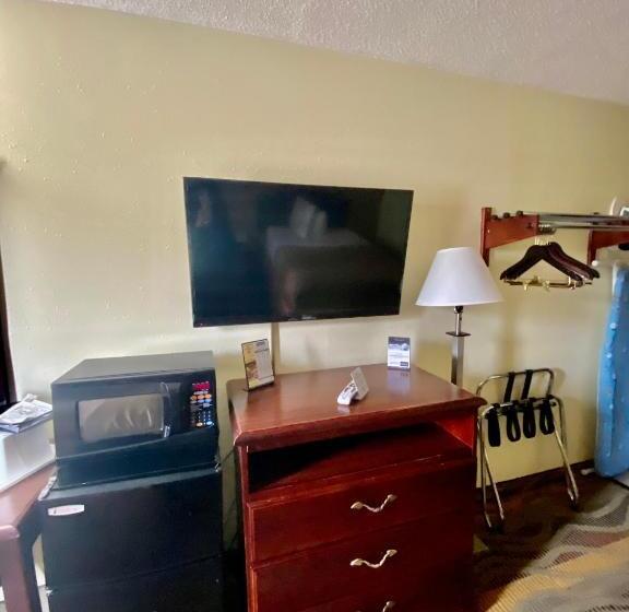 חדר סטנדרט עם מיטת קווין, Travelodge By Wyndham La Porte/michigan City Area