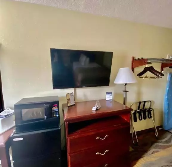 クイーンサイズベッドのスタンダードルーム, Travelodge By Wyndham La Porte/michigan City Area