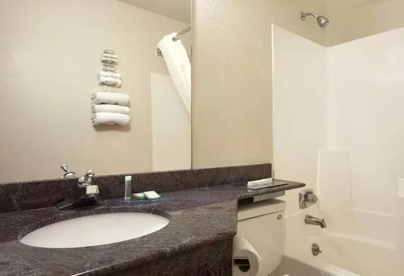 スタンダードルーム, Travelodge By Wyndham La Porte/michigan City Area