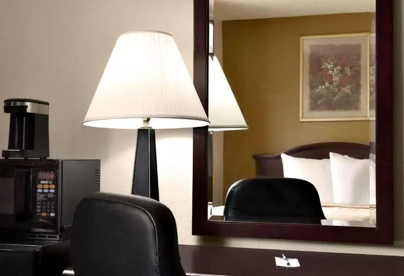 キングサイズベッドのスタンダードルーム, Travelodge By Wyndham La Porte/michigan City Area