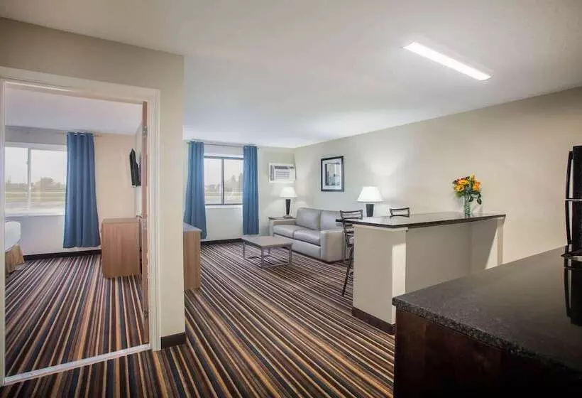 キングサイズベッドのデラックススイート, Travelodge By Wyndham Wahpeton