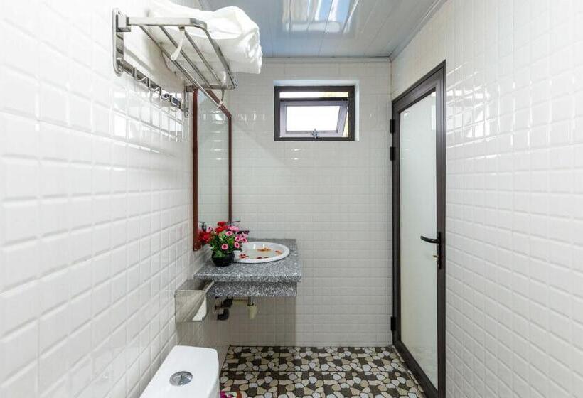 اتاق استاندارد با چشمانداز استخر, Elizabeth Hotel Tam Coc