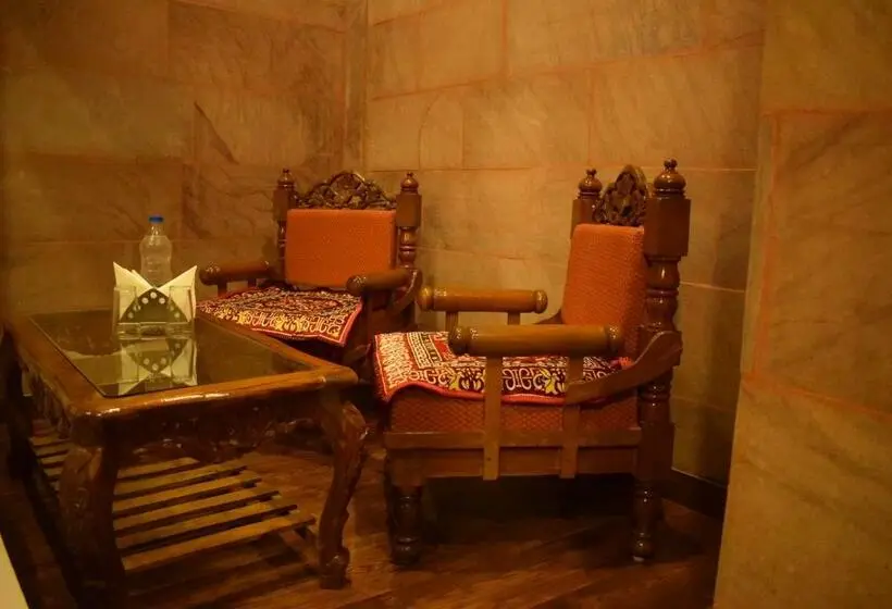 سوئیت با تخت بزرگ, Suraj Haveli
