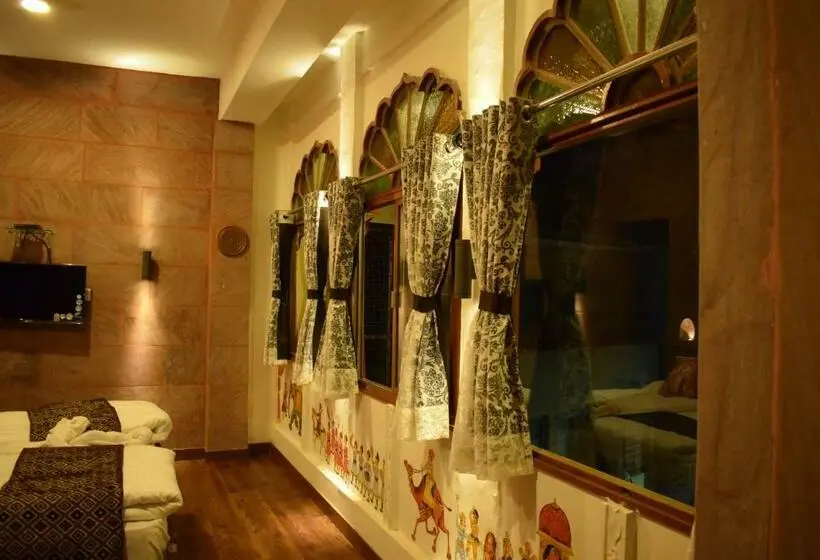 سوئیت با تخت بزرگ, Suraj Haveli
