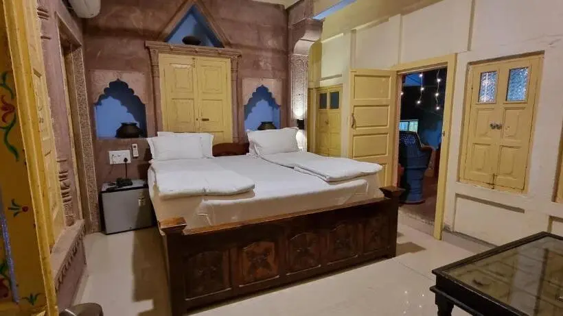 اتاق لوکس با تخت بزرگ, Suraj Haveli