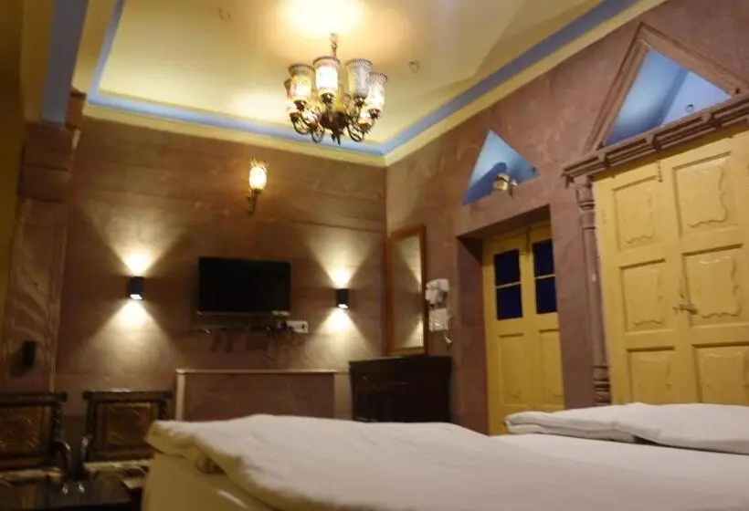اتاق لوکس با تخت بزرگ, Suraj Haveli