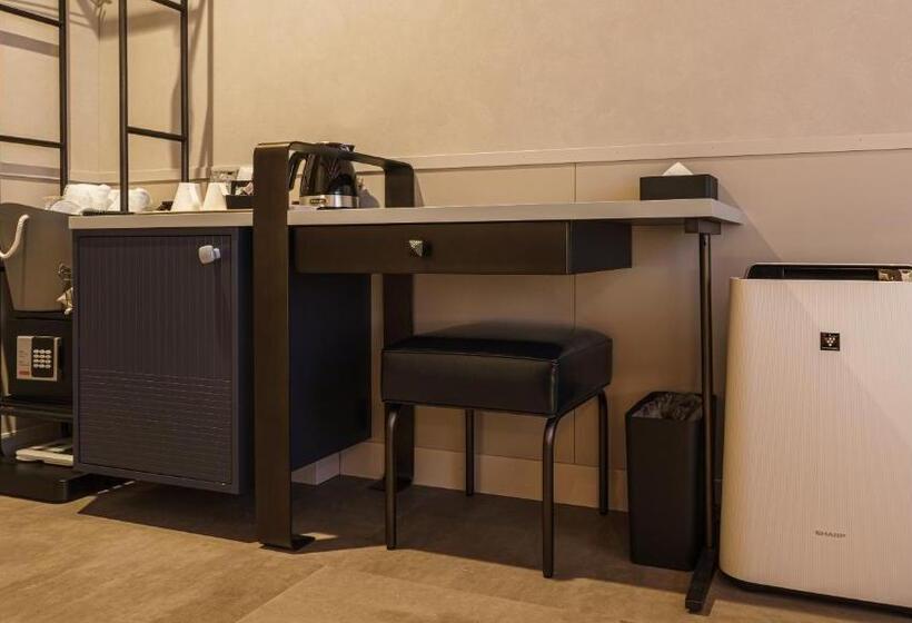 غرفة قياسية, Aoka Kamigoto