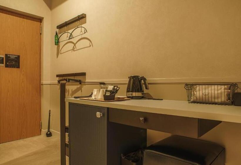 غرفة قياسية, Aoka Kamigoto