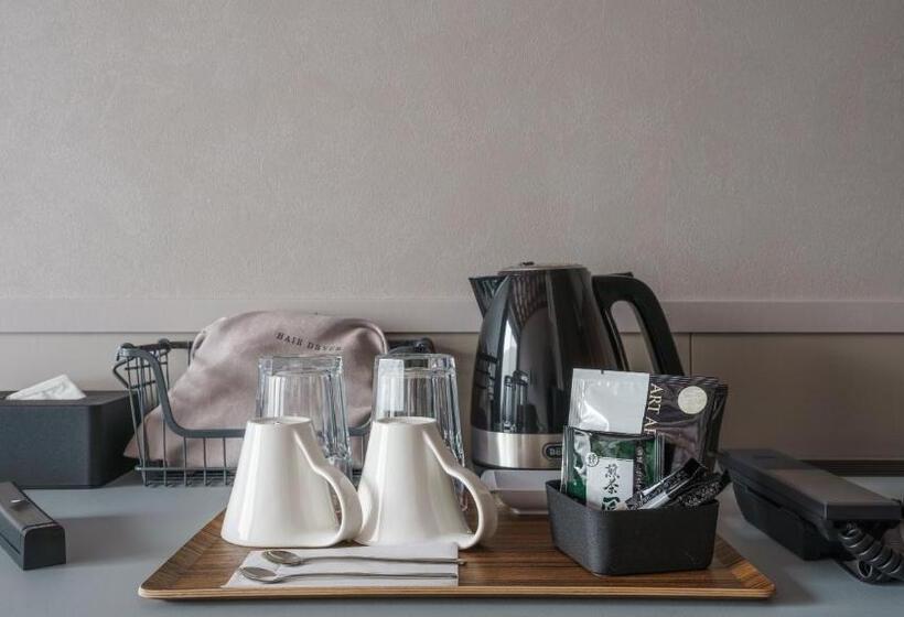 غرفة عائلية, Aoka Kamigoto