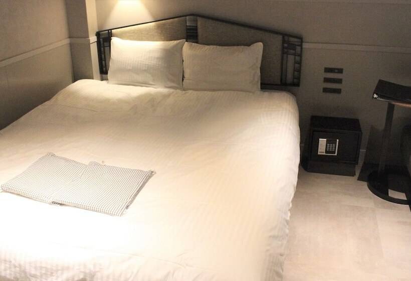 غرفة قياسية, Aoka Kamigoto