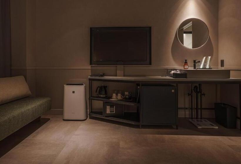 غرفة سوبيريور, Aoka Kamigoto