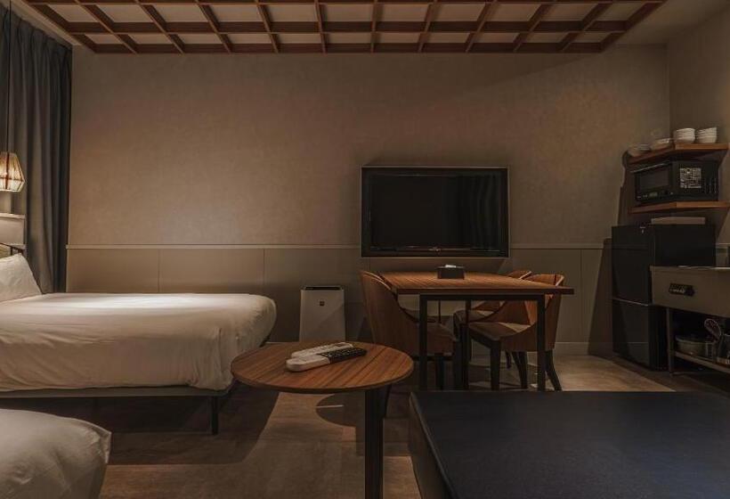 غرفة عائلية, Aoka Kamigoto