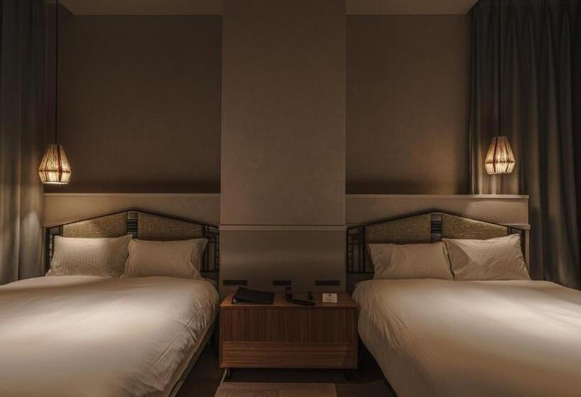 غرفة عائلية, Aoka Kamigoto