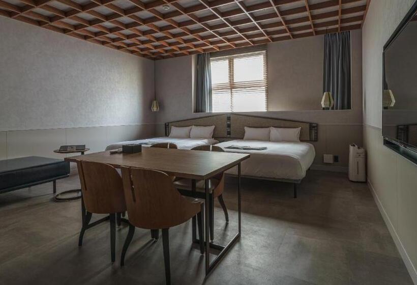 غرفة عائلية, Aoka Kamigoto