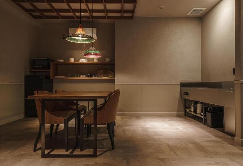 جناح عائلي, Aoka Kamigoto