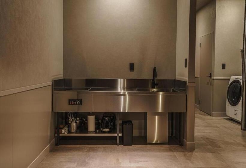 جناح عائلي, Aoka Kamigoto