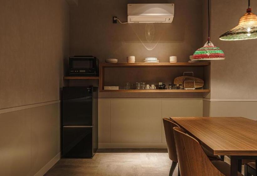 جناح عائلي, Aoka Kamigoto