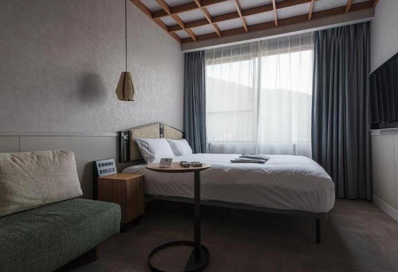 غرفة قياسية, Aoka Kamigoto