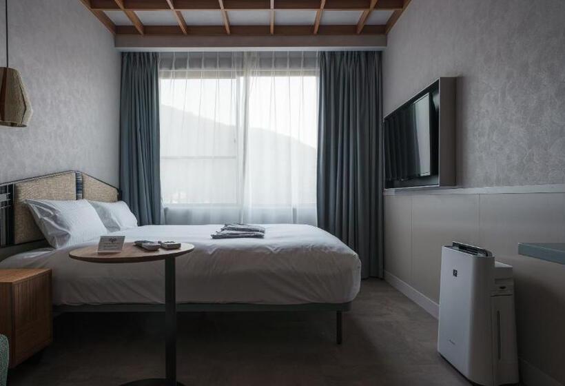 غرفة قياسية, Aoka Kamigoto